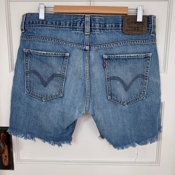 💙Vintage look LEVI’s cut off jean shorts- Sz 34💙 - Picture 2 of 9